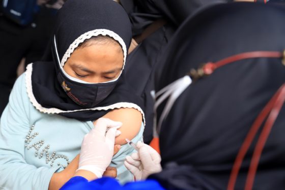 Salah seorang warga saat divaksin COVID-19 beberapa waktu lalu.
