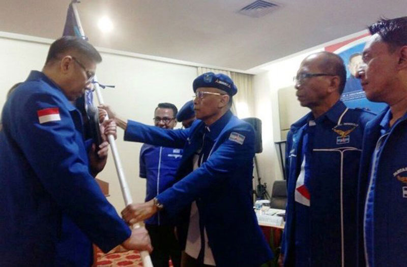 Pramono Edhie Wibowo (kanan sedang memegang bendera) tutup usia karena serangan jantung, Sabtu (13/6/2020). (DOK JAWA POS)