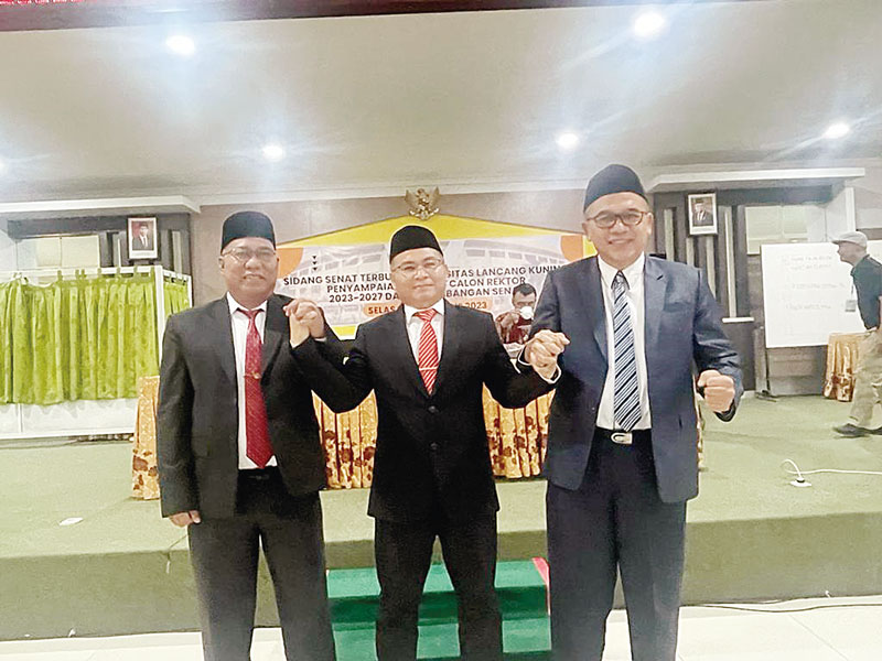 Rektor Unilak terpilih Prof Dr Junaidi menggandeng tangan calon rektor 2023-2027 Dr Eddy Asnawi SH MH dan Hamzah ST MT PhD, Rabu (23/8/2023).