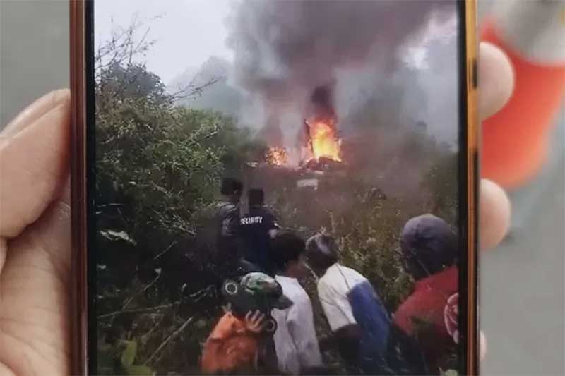 Tangkapan layar video helikopter terjatuh di kawasan Ciwidey, Kabupaten Bandung, Jawa Barat, Ahad (28/5/2023).