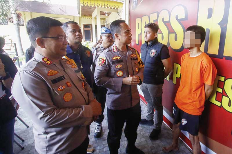 Kapolresta Pekanbaru Kombes Pol Jefri R P Siagian (tiga kiri) bersama Wakapolesta Pekanbaru AKBP Henky Poerwanto (kiri), dan Kasat Reskrim Polresta Pekanbaru Kompol Andrie Setiawan (dua kiri) meminta keterangan pelaku MPA saat ekspose di Mapolresta Pekanb