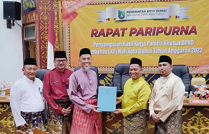 Wali Kota Dumai H Paisal (tiga kiri) menyerahkan dokumen LKPj Wali Kota Dumai tahun anggaran 2022 kepada Wakil Ketua DPRD sekaligus pimpinan sidang rapat paripurna Mawardi, Jumat (28/4/2023).