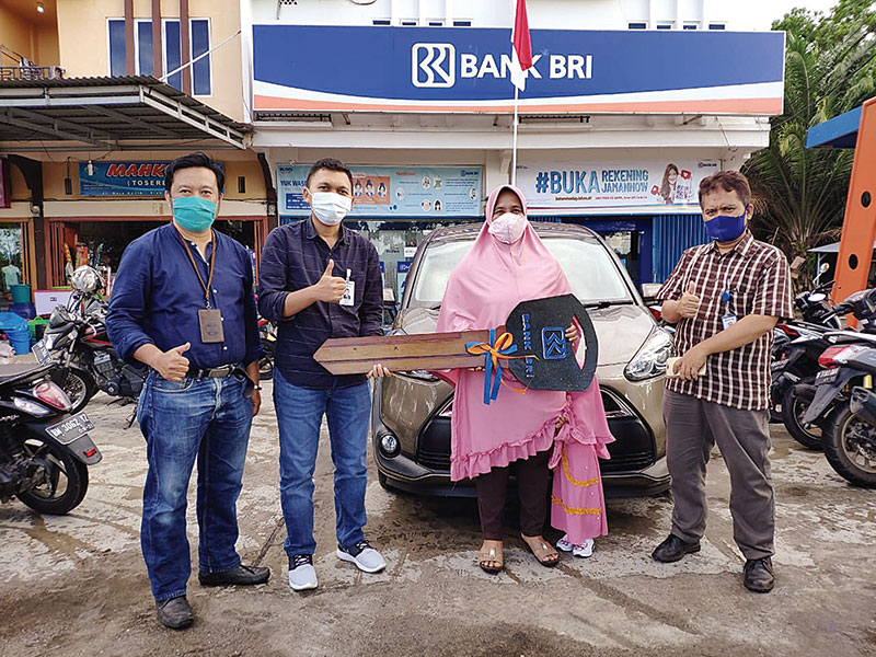 Pemimpin Cabang BRI Siak Selamat Riadi didampingi Asisten Manajer Bisnis Mikro Nuriska Afriandi dan Kepala Unit Siak Tedy Virnando foto bersama dengan Lizawati, pemenang hadiah grand prize Panen Hadiah Simpedes Periode II Tahun 2019 BRI KC Siak, Kamis (16
