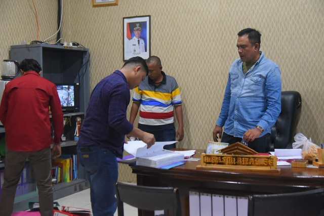 Sejumlah personil Unit Tipikor Polres Rohil melakukan pengeledahan di Kantor Satpol PP Rohil disaksikan KasatPol PP Rohil Syafnurizal di Bagansiapiapi., Selasa (14/3/2023).