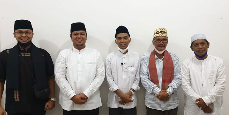 Ustadz Abdul Somad didampingi Bupati Kuansing terpilih Andi Putra dan anggota DPRD Riau H Sukarmis saat silaturrahmi di Desa Tanjung Pauh, Singingi Hilir, Rabu (21/4/2021)