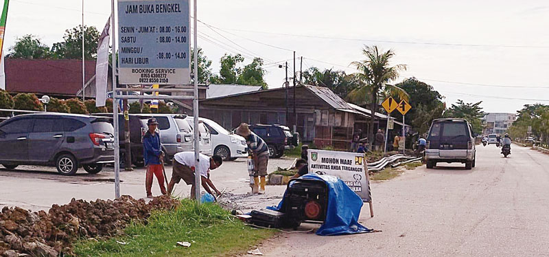 PDAM Kota Dumai melakukan penggalian dan penanaman pipa air di Jalan Ratu Sima untuk disalurkan kepada masyarakat, Kamis (7/9/2023).