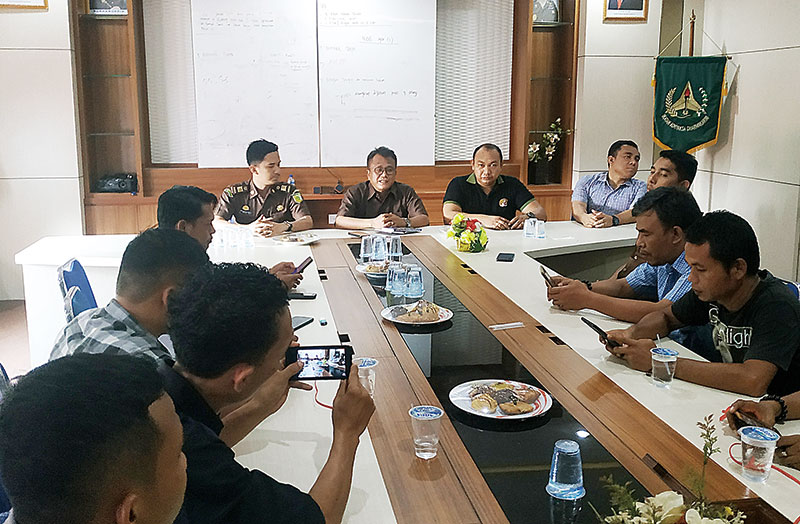 Kepala Kejaksaan Negeri Rohul Ivan Damanik SH MH didampingi Kasi Intel Ade Maulana SH, Kasi Pidum Reza Rizki Fadillah SH membantah adanya laporan tudingan oknum jaksa yang diduga menerima suap dalam transaksional tuntutan kasus narkoba di  Rohul, Rabu (4/