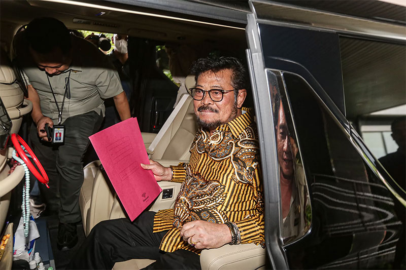 Menteri Pertanian Syahrul Yasin Limpo berjalan melakukan pertemuan tertutup dengan jajarannya di Kantor Kementerian Pertanian.
