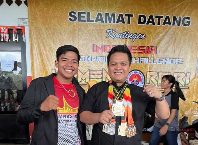 Pengasuh Andalan TaekÂ­wondo Riau Andrio Loka Saputra (kanan) bersama salah satu anak didiknya yang meraih medali pada Kejurnas Taekwondo Menpora RI, beberapa hari lalu.