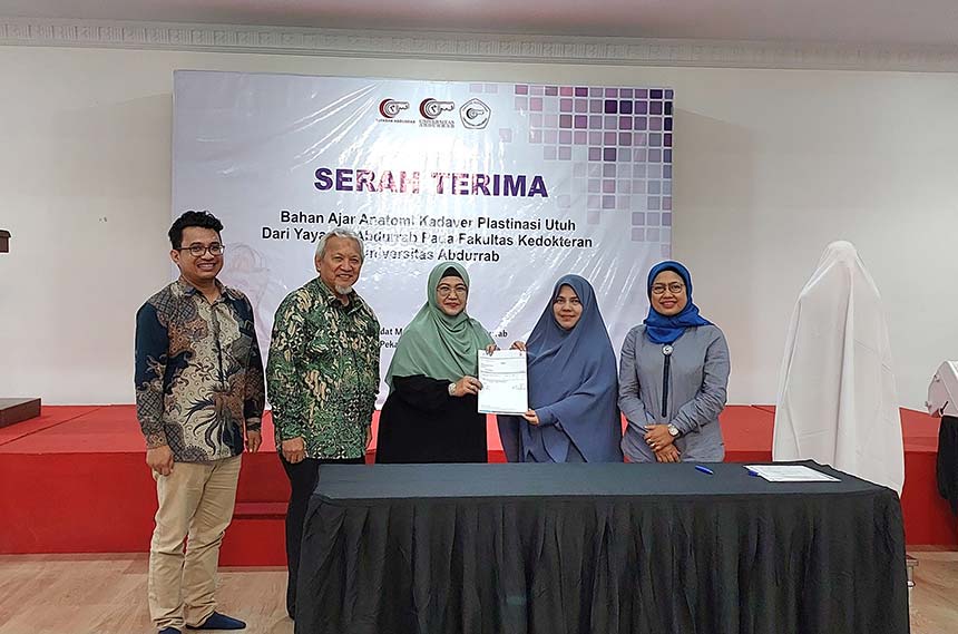 Pembina Yayasan Universitas Abdurrab Dr dr Susiana Tabrani MPd menyerahkan cadaver plastinasi utuh kepada Rektor Universitas Abdurrab Prof Susi Endriani SSi MSc PhD disaksikan Wakil Rektor III dr May Valzon MSc, Dekan Fakultas Kedokteran Univrab Dr dr Sya