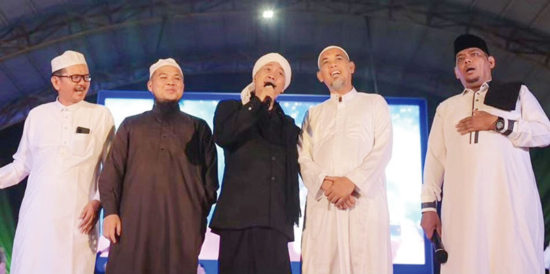Opick (tengah) bersama Ustaz Rahul hadir di Kota Dumai dalam rangka memeriahkan pergantian tahun baru Islam 1 Muharam 1445 Hijriah, Sabtu (15/7/2023).