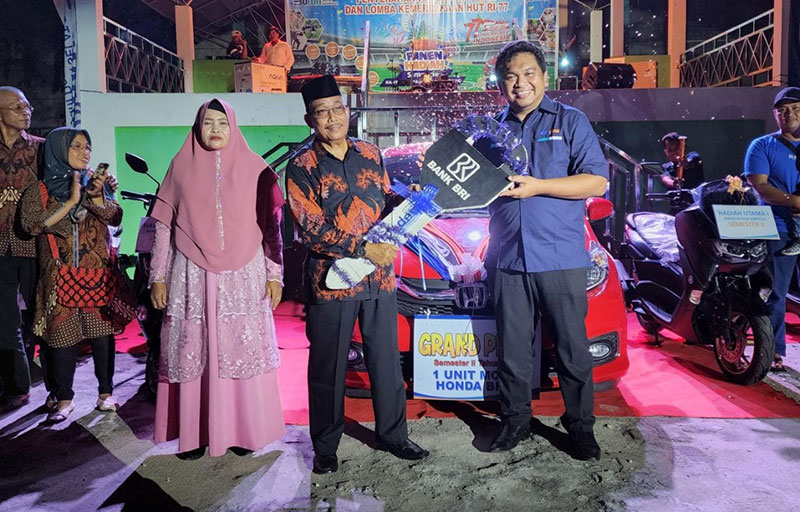 Pimpinan Cabang BRI Selatpanjang, Eric Ridwan Putra menyerahkan hadiah utama kepada para pemenang Panen Hadiah Simpedes di Taman Cik Puan, Kecematan Tebingtinggi, Rabu (17/8/2022) malam.