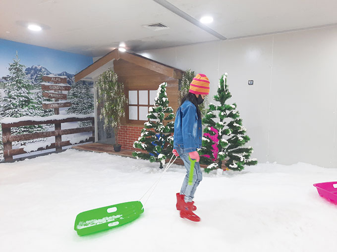 Pengunjung saat menikmati wahana Trans Snow Pekanbaru yang berada di Transmart Pekanbaru, Kamis (18/8/2022).