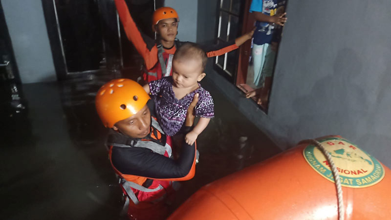 Tim SAR mengevakuasi seorang Balita dari rendaman banjir di Kelurahan Maharatu, Kecamatan Marpoyan Damai, Kota Pekanbaru pada Jumat (3/2/2023) dini hari.