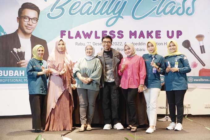Komisaris RS Awal Bros foto bersama Profesional Make Up Artist dari Jakarta dan peserta terbaik dalam acara Beauty Class Karyawan RS Awal Bros Grup, Rabu (21/12/2022).