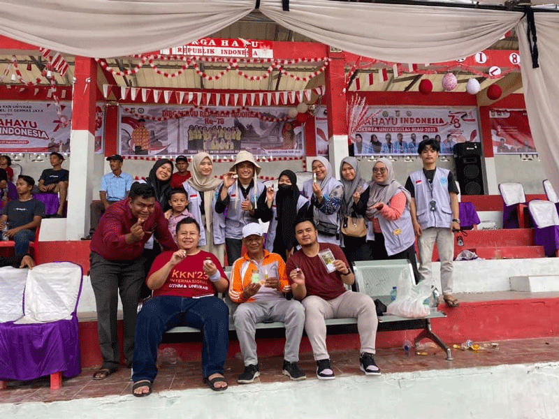 Mahasiswa KKN 29 Univrab foto bersama saat sosialisasi inovasi UMKM dan promosi 7 produk unggulan di Desa Sungai Pinang, Kampar, beberapa waktu lalu.