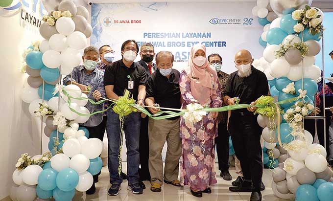 CEO RS Awal Bros Group Ir Arfan Awaloeddin MARS (kiri) bersama Direktur RS Awal Bros Sudirman Pekanbaru dr Jimmy Kurniawan MKK, Dokter Spesialis Mata RS Awal Bros Pekanbaru Dr Surya Utama SpM, Ketua Perhimpunan Dokter Spesialis Mata Indonesia (Perdami) Ri