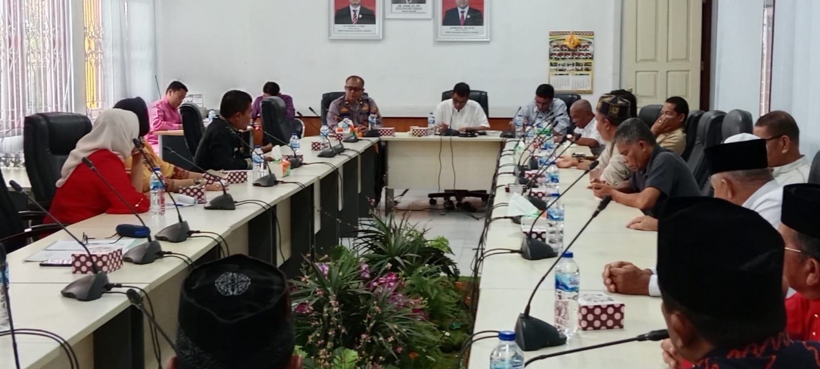 Komisi II DPRD Kuansing meminta penjelasan pada Tim 13 Kenegerian Teluk Kuantan, OPD pemkab, terkait pelaksanaan pengelolaan lapak pedagang, Jumat (18/8/2023) di gedung DPRD Kuansing.