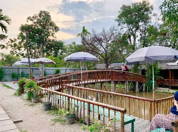 Suasana Objek Wisata Kolam Pancing Simad di Jalan PDAM, Samping Surau Nurul Jihad, Pulau Palas, Tembilahan Hulu, Kabupaten Indragiri Hilir.