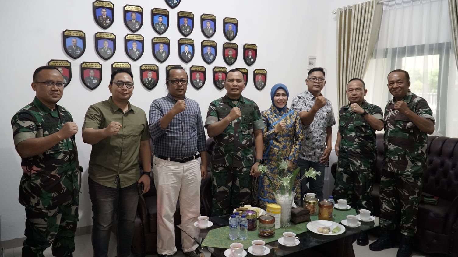Danrem 031/WB Brigjen TNI Parlindungan Hutagalung (tengah), Ketua Panitia yang juga Ketua Harian Perguruan Karate Shokaido Provinsi Riau Dr Ririn Handayani SE MM (empat dari kanan), Direktur Utama Riau Pos Ahmad Dardiri (3 dari kanan), Direktur Riau Pos F