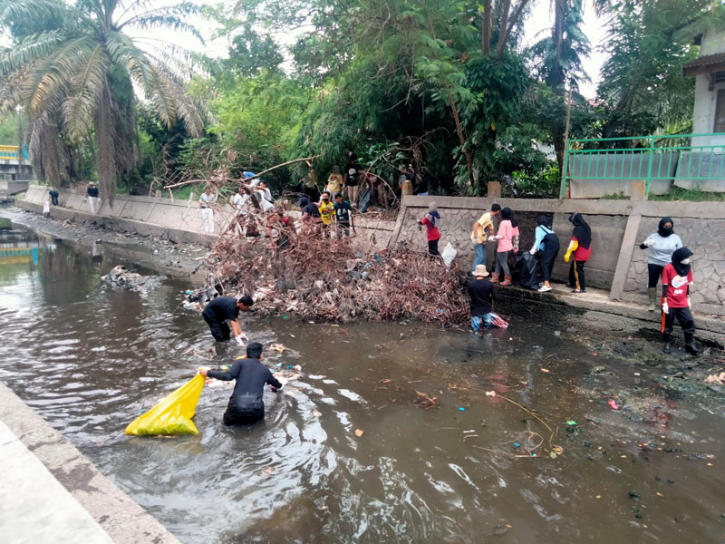 Persatuan Umat Buddha Indonesia (Permabudhi) Riau bersama komunitas gerakan World Cleanup Day (WCD) yang melakukan aksi bersih-bersih sampah di Taman Jalur Hijau, Sungai Sail, Kecamatan Sail, Pekanbaru, Sabtu (29/9/2023).