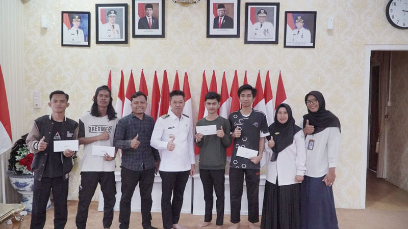 Bupati Rokan Hilir Afrizal Sintong SIP MSI foto bersama para pemenang turnamen elektronik sport, Mobile Legend Bupati Cup usai penyerahan hadiah berupa trofi dan uang pembinaan di Mess Pemkab Rohil di Bagansiapiapi, pekan lalu.