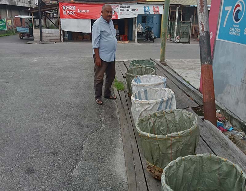 Salah seorang warga menunjukkan tong sampah sementara yang ditempatkan  Perkimtan-LH Kepulauan Meranti, Rabu (14/6/2023).
