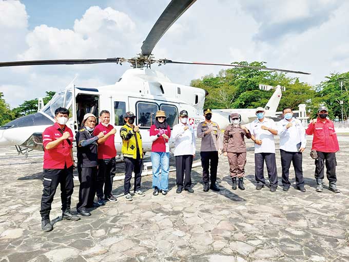 Bupati Inhil HM Wardan bersama Forkopimda dan Juru Bicara APP Sinar Mas Region Riau yang juga Public Relation PT Arara Abadi NuruL Huda, berfoto bersama usai melakukan pemantauan karhutla dari udara, Kamis (7/4/2022).