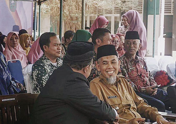 Wako Dumai H Paisal menghadiri perpisahan kelas XII TP 2022/2023, penanggalan atribut dan penyerahan sertifikat kompetensi BNSP, dilaksanakan di halaman sekolah, baru-baru ini.