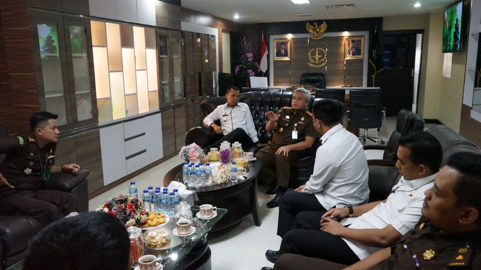 Pj Wako Pekanbaru Muflihun didampingi beberapa pejabat Pemko Pekanbaru berdiskusi dengan Kajari Pekanbaru Teguh Wibowo dalam kunjungan yang dilakukannya ke Kejari Pekanbaru, Rabu (25/5/2022).