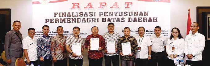 Bupati Rohul H Sukiman bersama perwakilan Bupati Padang Lawas, Pemprov Riau, dan Sumatera Utara disaksikan Kemendagri, menunjukkan berita acara kesepakatan finalisasi penyusunan Permendagri Tapal Batas Daerah antara Kabupaten Padang Lawas dengan Kabupaten