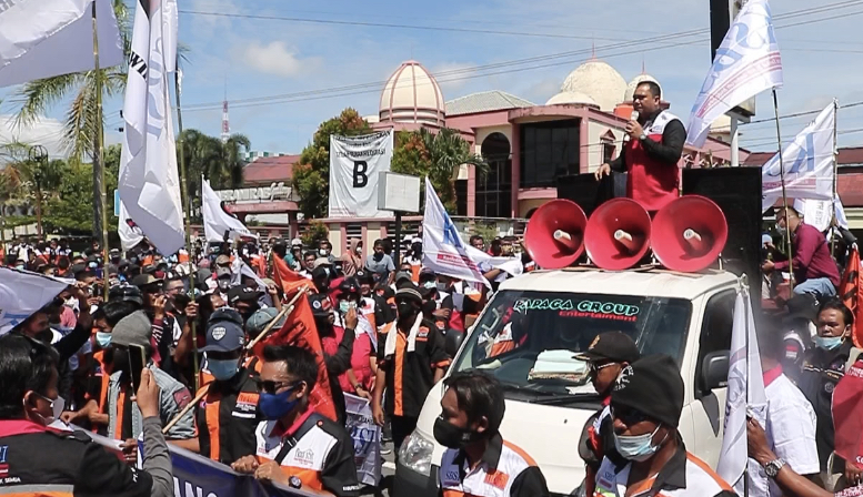 Konfederasi Serikat Buruh Seluruh Indonesia (KSBSI) dari 12 kabupaten/kota di Riau mendatangi Kantor Badan Pusat Statistik (BPS) Riau, Jalan Pattimura, Pekanbaru, Senin (22/11/2021).