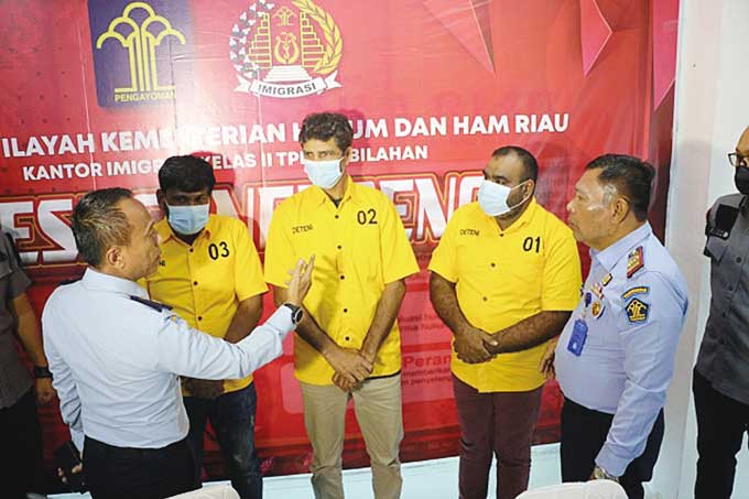 Kepala Kanwil Kemenkum HAM Riau Mhd Jahari Sitepu (kanan) menemui tiga WNA yang ditangkap di Tembilahan, Senin (20/3/2023).