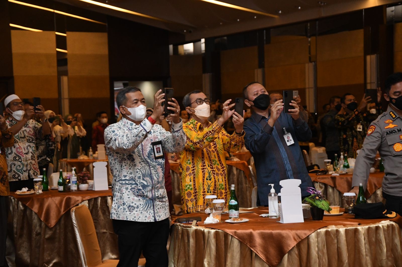 Gubernur Riau Syamsuar (tengah), Direktur Utama Bank Riau Kepri Andi Buchari (kanan), dan Kepala OJK Riau M Lutfi (kiri) mencoba BRK QRIS saat peluncuran di lantai 14 Menara Dang Merdu Jalan Sudirman, Pekanbaru, Selasa (31/8/2021) .