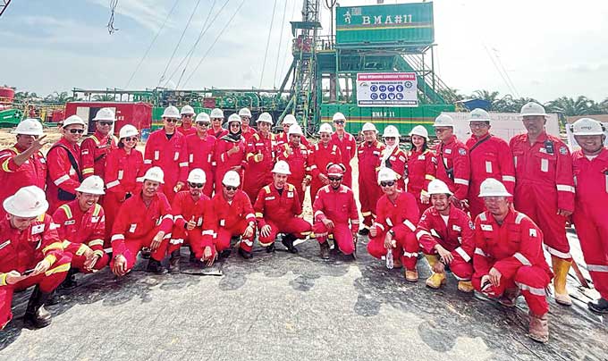 Wakil Kepala SKK Migas Nanang Abdul Manaf beserta tim dan manajemen EMP Group meninjau lokasi pengeboran Sumur North Napuh 01 di Kecamatan Langgam, Kabupaten Pelalawan, baru-baru ini.