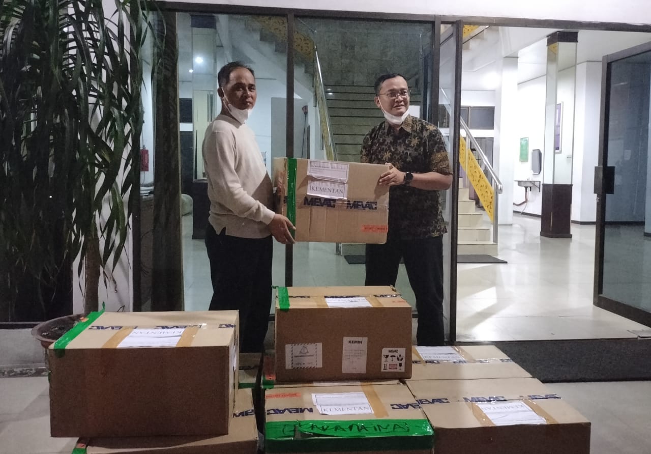 Kepala Dinas PKH Riau Herman (kiri) menerima vaksin untuk antisipasi LSD Pada sapi dari Kementan RI, Rabu (16/3/2022) malam.