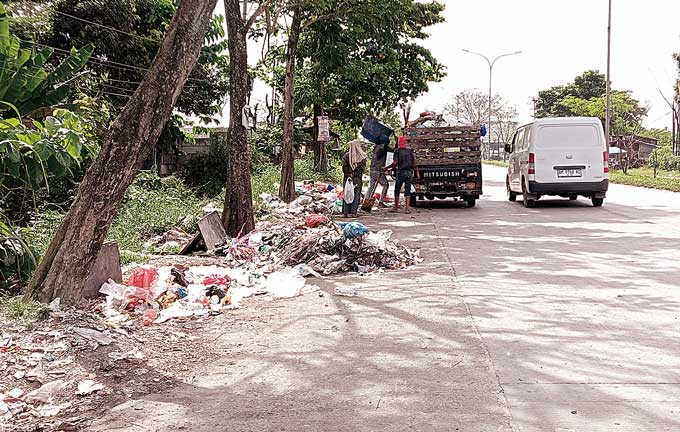 Petugas melakukan pengangkutan sampah di pinggir Jalan Soekarno Hatta, Kecamatan Tuah Madani, Rabu (14/6/2023).