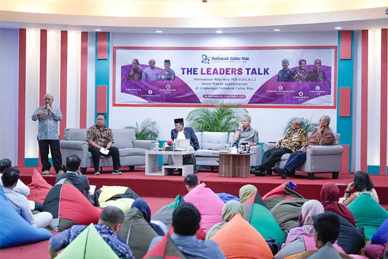 AH Batubara (berdiri) menyampaikan materi kepada para peserta pada kegiatan Leaders Talks. Dalam rangka meningkatkan kualitas leadership, Politeknik Caltex Riau menggelar Leaders Talks dengan menghadirkan 5 narasumber yang merupakan tokoh dan pimpinan ins