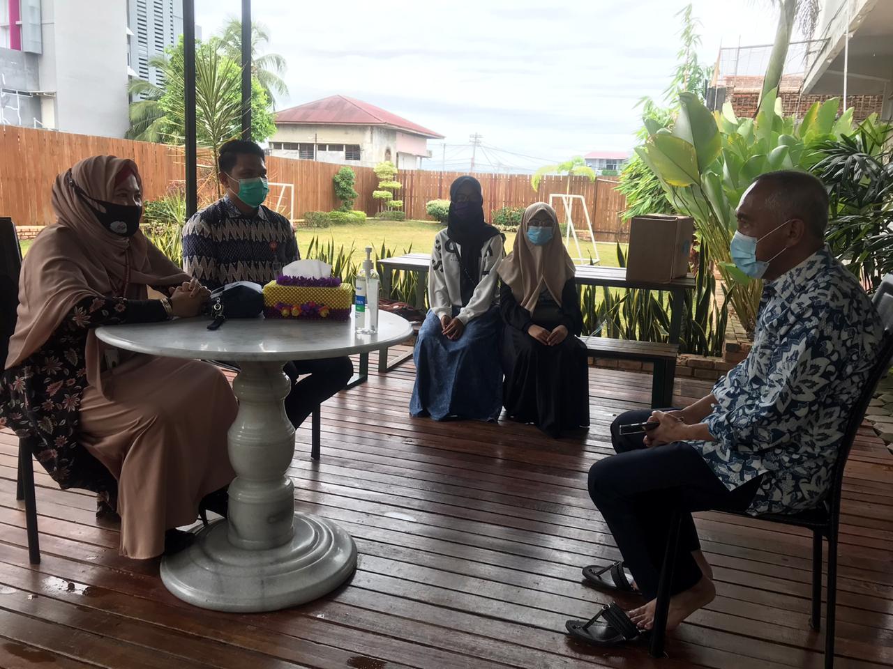 Anggota DPR RI Dapil Riau H Arsyadjuliandi Rachman saat berbincang dengan pihak kampus Universitas Pahlawan Tuanku Tambusai terkait ratusan mahasiswa yang menerima program KIP kuliah di Pekanbaru.(Senin 26/10/2020).(IST)