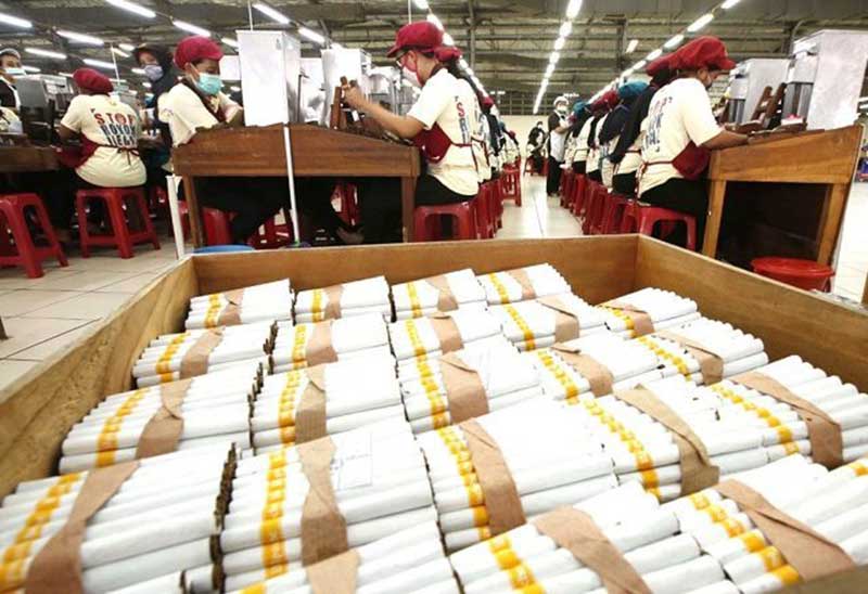 ILUSTRASI industri rokok menunggu kepastian revisi PP 109/2012. (Frizal/Jawa Pos)