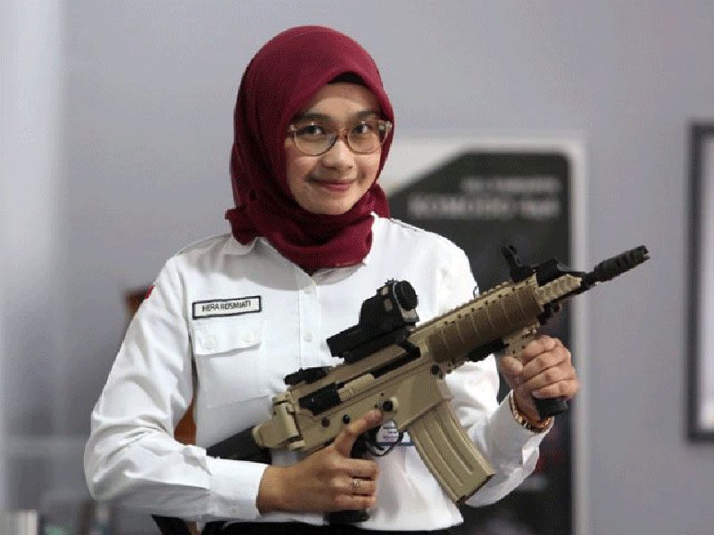 Hera Rosmiati di Kantor PT Pindad, Bandung. Sudah delapan tahun dia berkutat di divisi senjata. (HARITSAH ALMUDATSIR/JAWA POS)