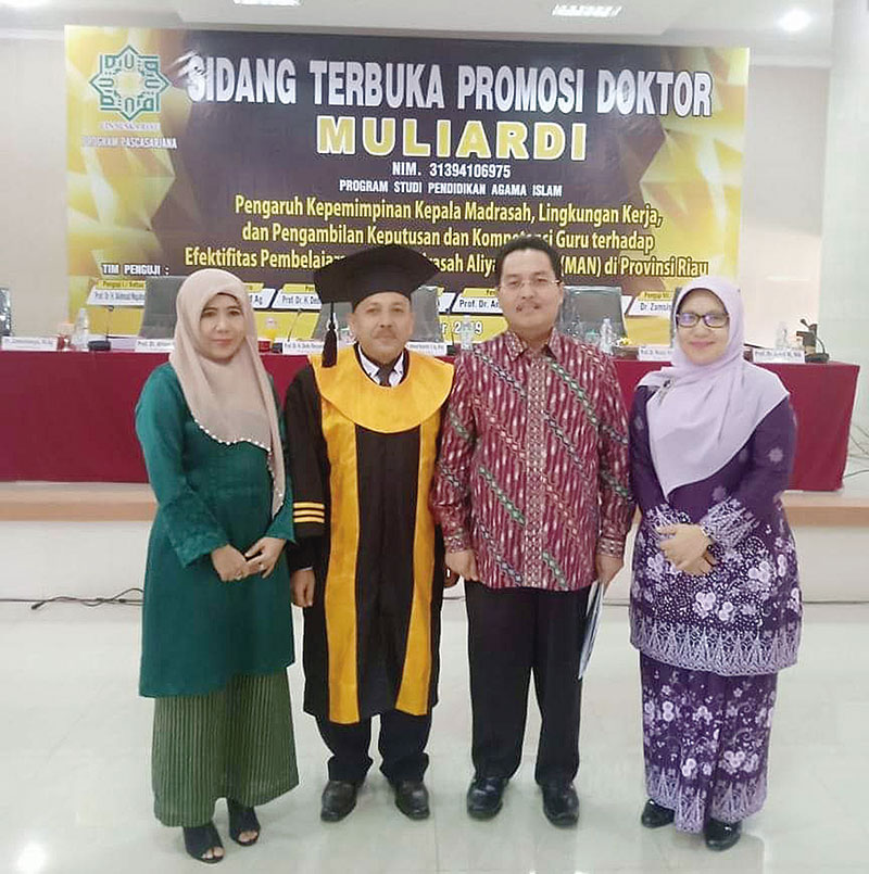 FOTO BERSAMA: Dr H Muliardi MPd dan istri foto bersama Kanwil Kemenag Riau MahÂ­yudin dan istri usai dikukuhkan meraih gelar doktor di UIN Suska Riau, Sabtu (7/12/2019). (Joko Susilo/Riau Pos)