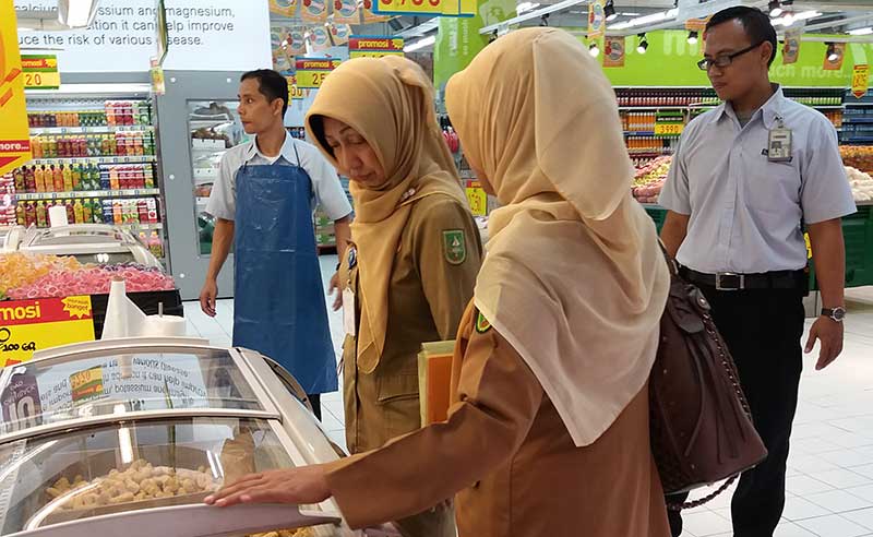 Kepala Bidang Kesehatan Masyarakat Veteriner Dinas Peternakan dan Kesehatan Hewan (DPKH) Provinsi Riau Dra Med Vet Nurul Ain (kiri) melakukan pengawasan berkala di salah satu unit usaha produk asal hewan di Pekanbaru, beberapa waktu lalu.(SAHRUL MUKLIS/ R