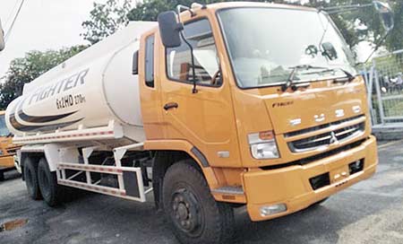FUSO Fighter: PT Krama Yudha Tiga Berlian Motors memperke­nalkan truk medium terbarunya yaitu Mitsubishi Fuso Fighter, Kamis (27/9/2018). (CR2/MIRSHAL/RIAU POS)