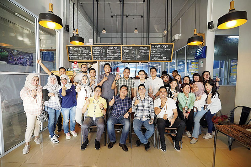 Foto bersama: Area Branch Manager PT Bank Maybank Indonesia Area Pekanbaru, Gregorious Hendra Kurniawan (enam kiri depan) foto bersama para peserta Coffee Talk di Krema Koffie Pekanbaru, Jalan Soekarno-Hatta, Jumat (29/11/2019). (prapti dwi lestari/riaupo