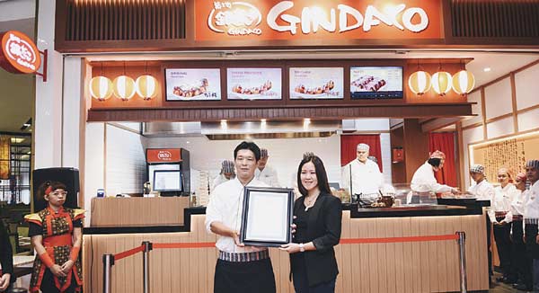 SEREMONI PEMBUKAAN: Direktur PT Foods Beverages Indonesia Feronia Wibowo bersama Oversea Department Manager Gindaco Japan Masuda Yoichi saat prosesi seremonial pembukaan gerai Gindaco di Living World Alam Sutera, Rabu (8/8/2018). (KAWAN LAMA FOR RIAU POS)