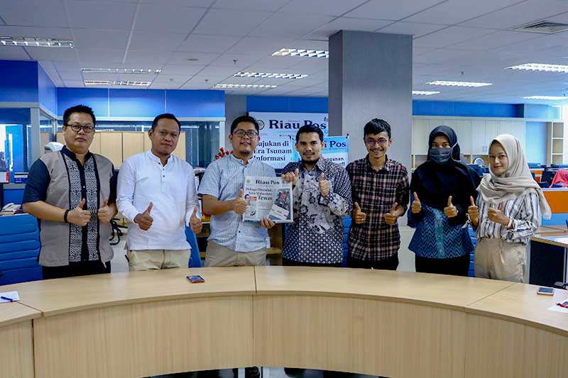Foto Bersama: Direktur Riau Pos Ahmad Dardiri (tiga kiri) bersama Manager Iklan Sumaryono (dua kiri) foto bersama Assistant Manager Komunikasi dan CSR PLN UIP3B Sumatera Adri Yunanda Putra saat kunjungan PT PLN (Persero) Unit Induk Penyaluran dan Pusat Pe