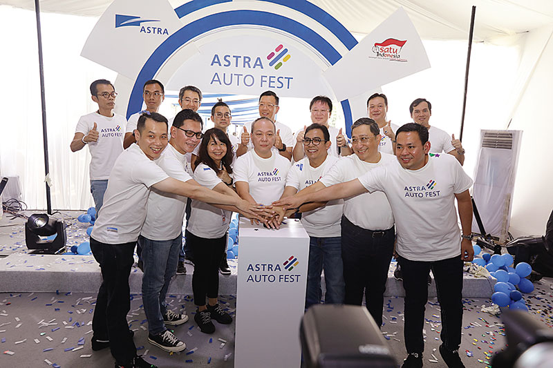 SERAHKAN: Branch Manager PT Asuransi Astra Buana Pekanbaru Novendri Husni (tengah) menyerahkan cenderamata kepada General Manager Operasional Riau Pos HM Nazir Fahmi usai pertemuan di ruang rapat redaksi, Lantai 3 Graha Pena Riau, Jumat (31/5/2019). (ABDU