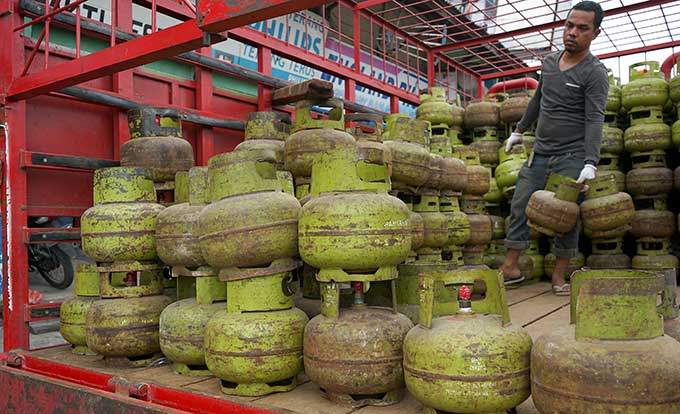 BONGKAR MUAT: Petugas agen elpiji mendistribusikan tabung elpiji 3 kg ke salah satu pangkalan yang ada di Jalan Soekarno Hatta Pekanbaru, baru-baru ini. Pemerintah memberlakukan kebijakan baru tekait distribusi elpiji 3 kg. (DEFIZAL/RIAU POS)