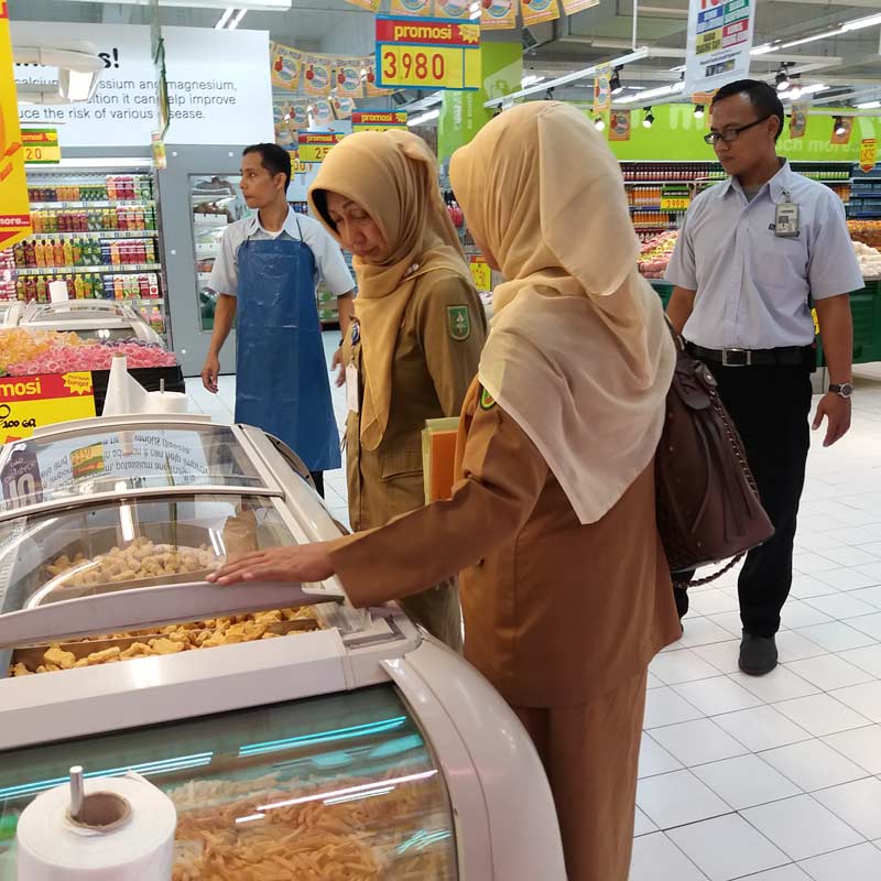 EMAS: Penjual emas menunjukkan pecahan antam 25 gram yang dijual di salah satu toko emas, belum lama ini.